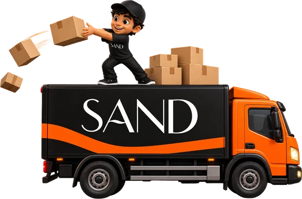 Caminhão SAND com o mascote jogando caixas